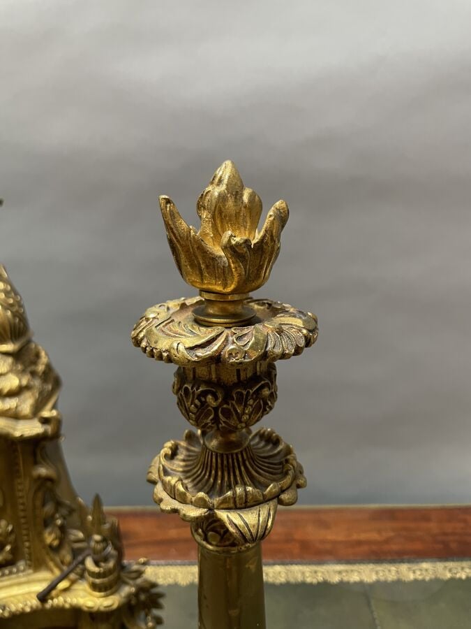 Garniture de cheminée en métal doré à décor en haut relief d'un personnage hist…