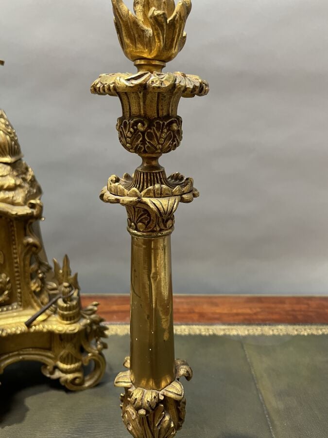 Garniture de cheminée en métal doré à décor en haut relief d'un personnage hist…