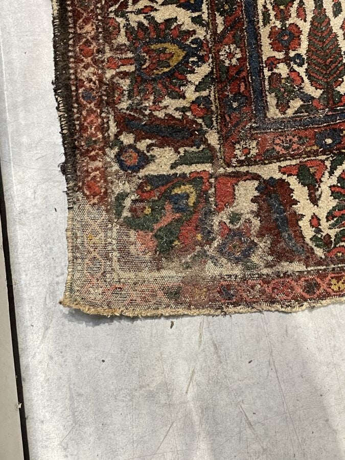 Grand tapis d'orient à motifs végétaux et floraux dans un quadrillage (accident…