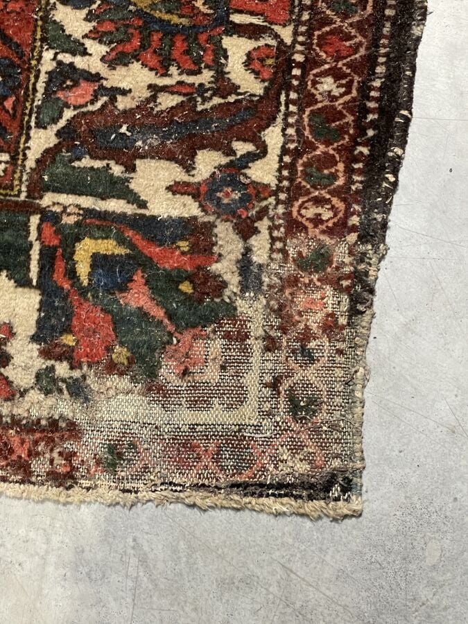 Grand tapis d'orient à motifs végétaux et floraux dans un quadrillage (accident…