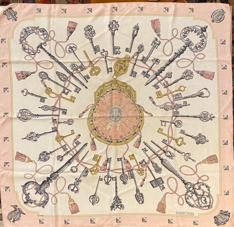 HERMES - Carré en soie "les clés", - 88 x 90 cm environ - Petites tâches