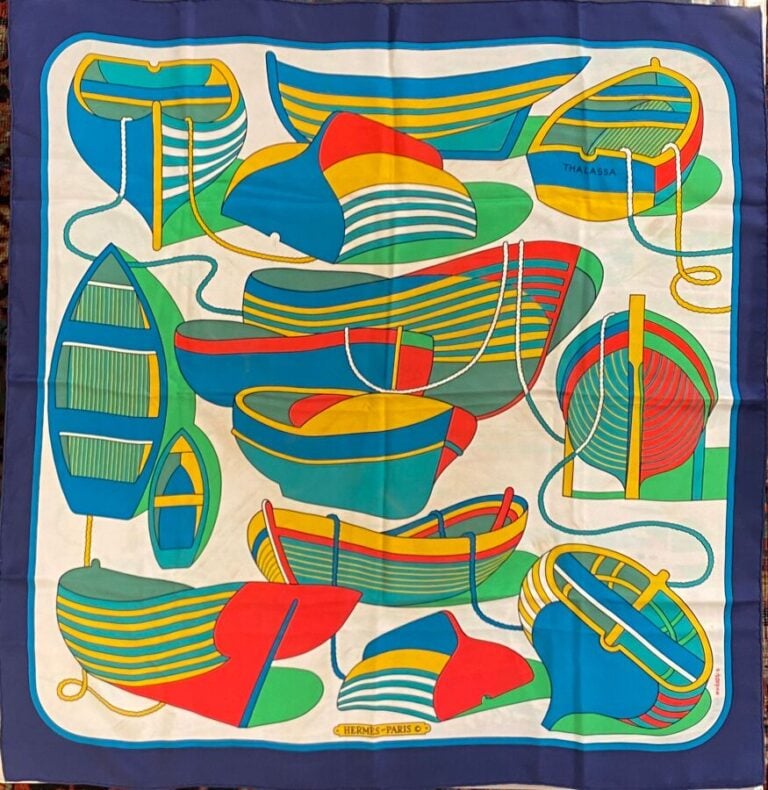 HERMES - Carré en soie "Thalassa", bordure marine, Signé Pierre Péron - 84 x 84…