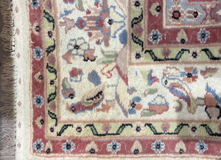 Inde, dans le style Penjab - Tapis en laine à décor polychrome d'oiseaux, feuil…