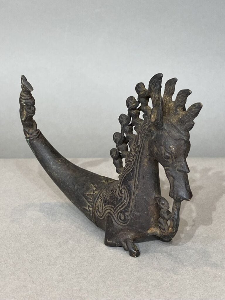 Indonésie, Sumatra, XXe - Corne naga morsarang en bronze