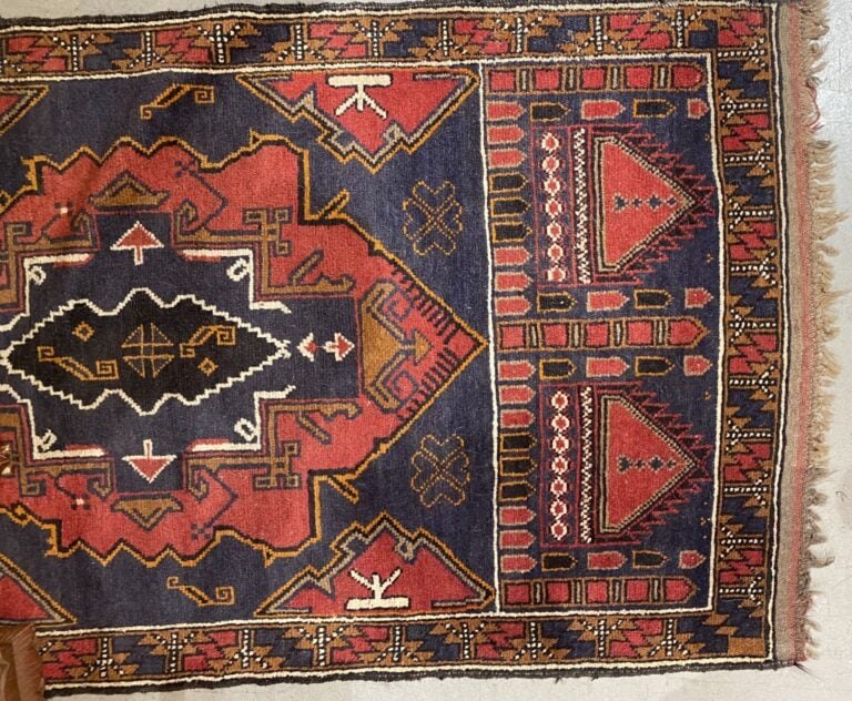 IRAN, dans le style Shiraz - Lot de deux tapis en laine à décor polychrome de m…