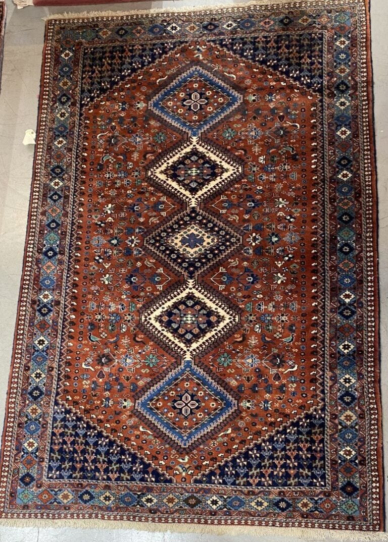 IRAN, dans le style Yalameh - Important tapis en laine à décor de trois médaill…