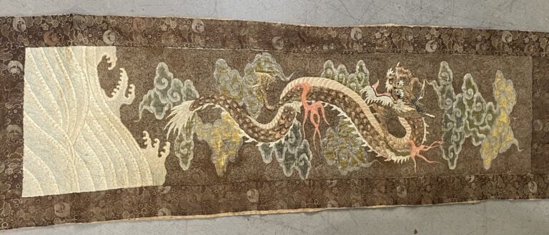 Japon - Broderie de forme rectangulaire représentant un dragon parmi les volute…