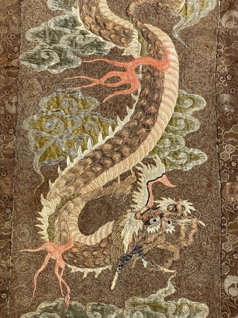Japon - Broderie de forme rectangulaire représentant un dragon parmi les volute…