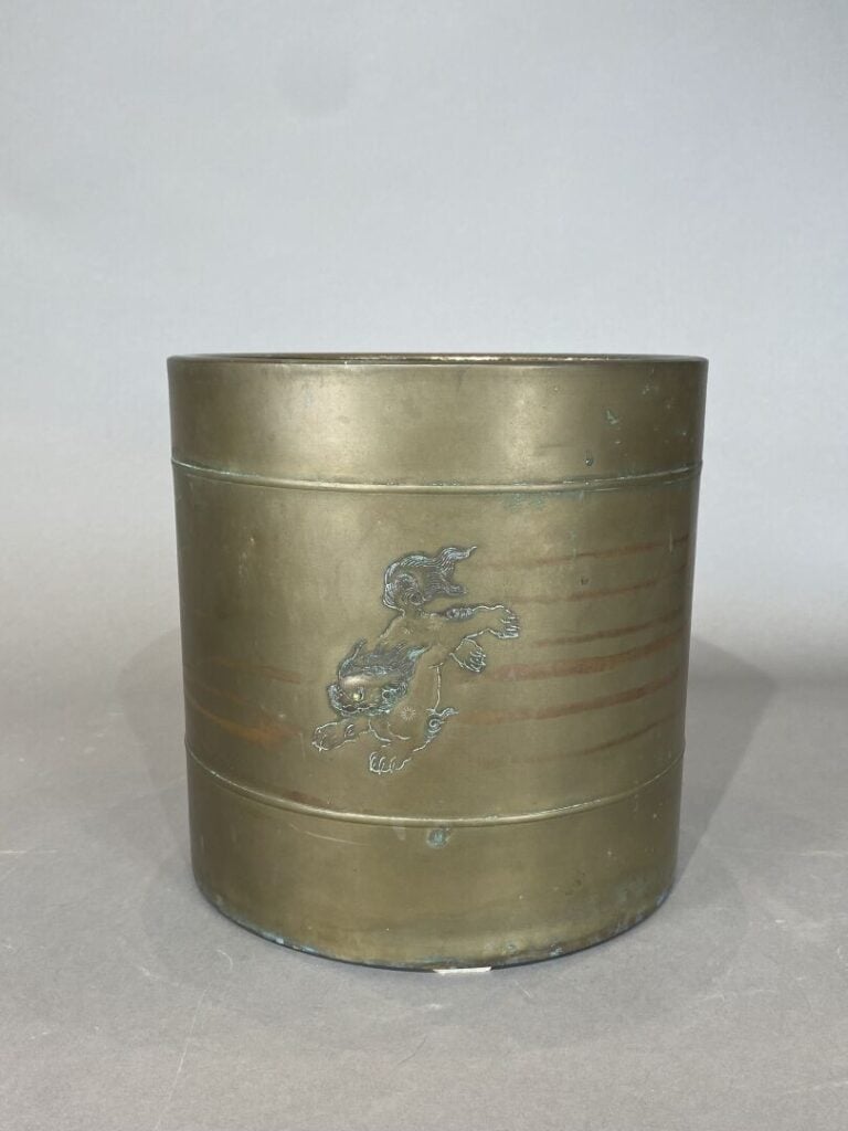 Japon - Cache-pot de forme cylindrique en bronze doré à décor de shishi jouant…