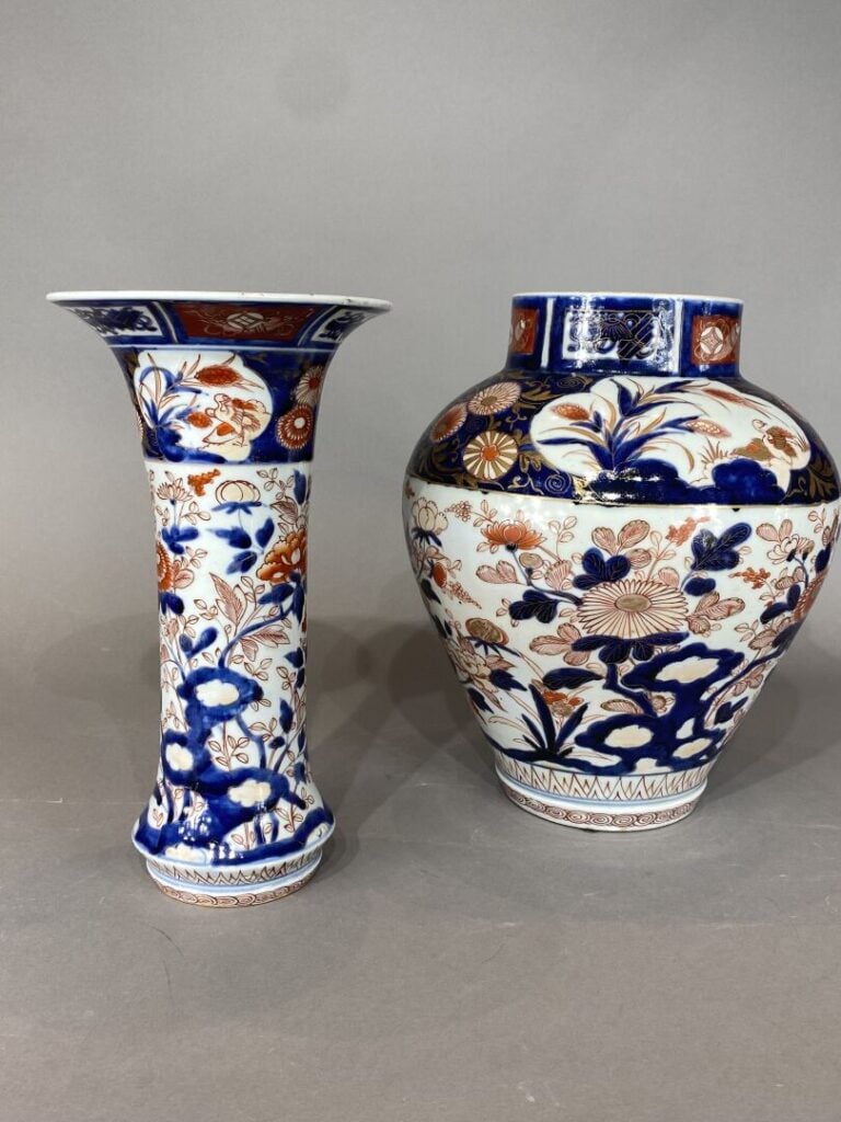 Japon - Ensemble de deux vases en porcelaine émaillée dit Imari dans les tons b…