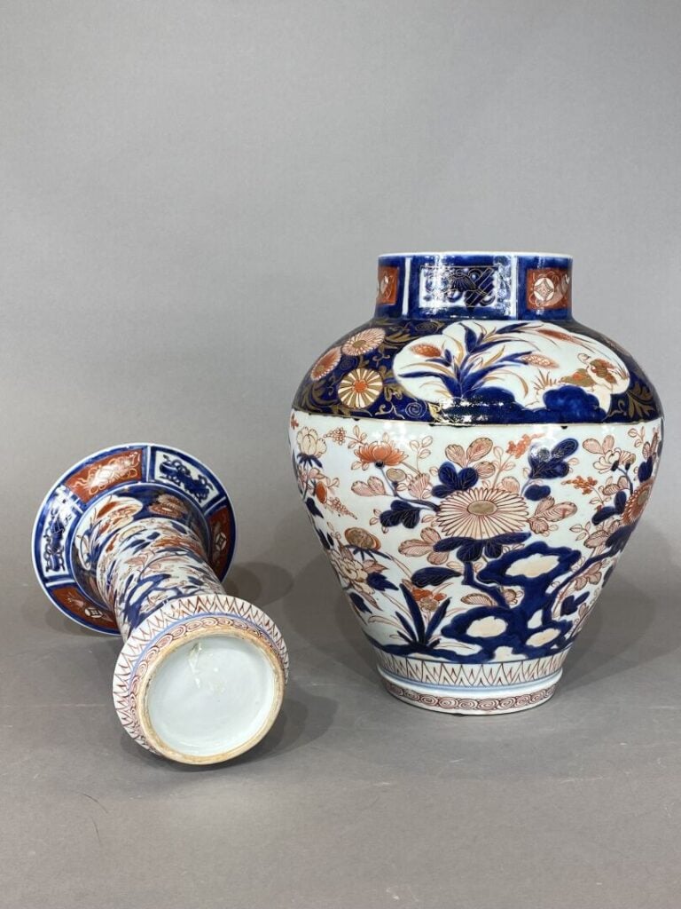 Japon - Ensemble de deux vases en porcelaine émaillée dit Imari dans les tons b…