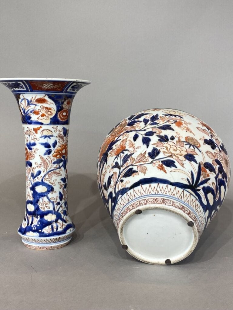 Japon - Ensemble de deux vases en porcelaine émaillée dit Imari dans les tons b…