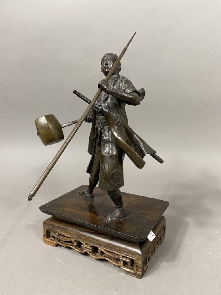 Japon, Époque MEIJI (1868-1912) - Grand okimono en bronze à patine brune, figur…