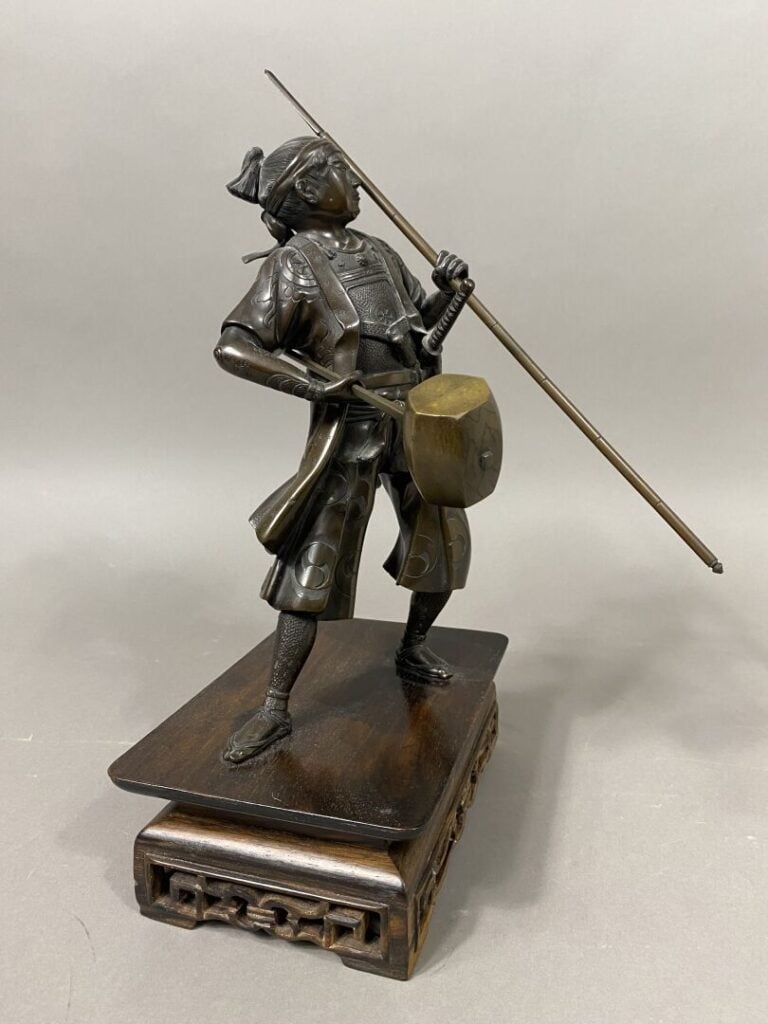 Japon, Époque MEIJI (1868-1912) - Grand okimono en bronze à patine brune, figur…