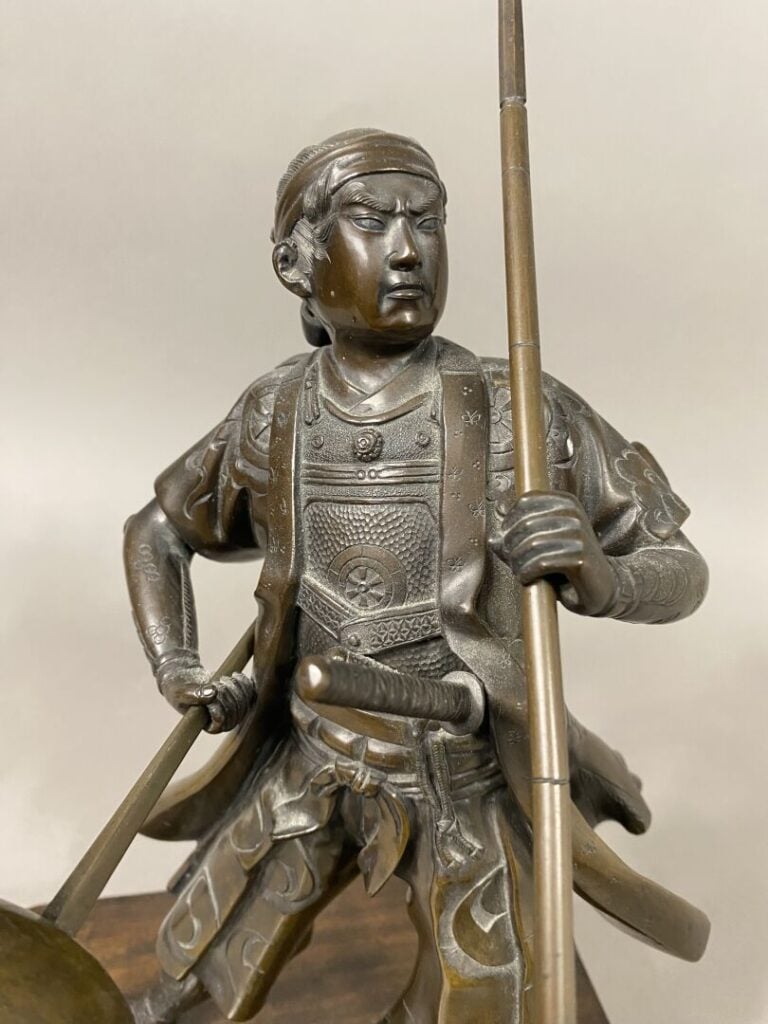 Japon, Époque MEIJI (1868-1912) - Grand okimono en bronze à patine brune, figur…