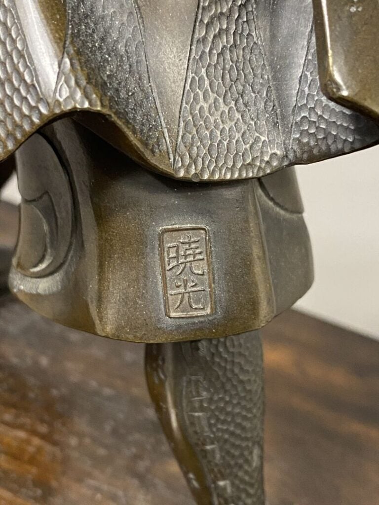 Japon, Époque MEIJI (1868-1912) - Grand okimono en bronze à patine brune, figur…