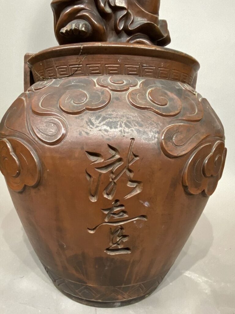 Japon - Important sujet en terre cuite sculptée représentant un jeune moine ten…