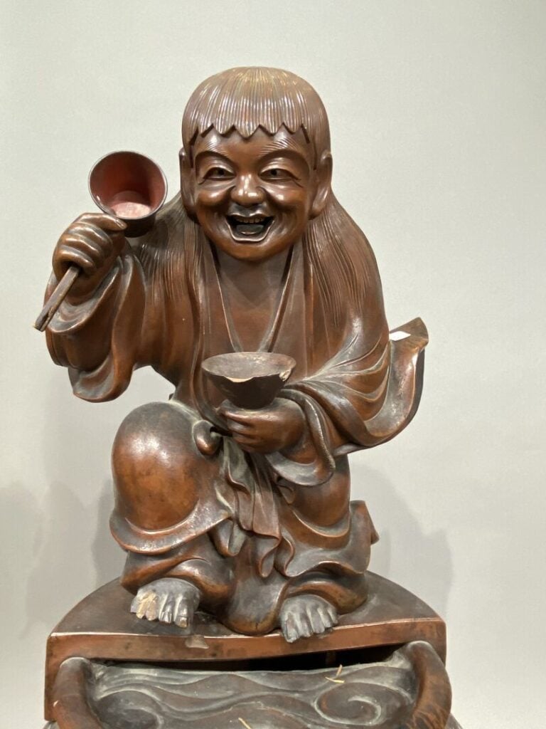 Japon - Important sujet en terre cuite sculptée représentant un jeune moine ten…