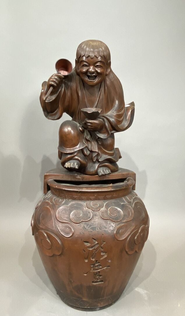 Japon - Important sujet en terre cuite sculptée représentant un jeune moine ten…