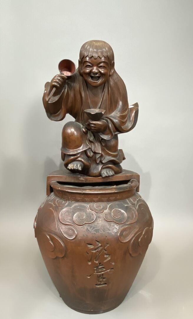 Japon - Important sujet en terre cuite sculptée représentant un jeune moine ten…