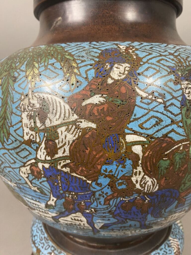 Japon - Important vase en émaux cloisonnés à décor d'une procession sur fond bl…