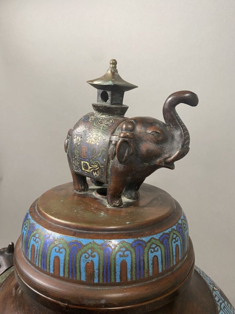 Japon - Important vase en émaux cloisonnés à décor d'une procession sur fond bl…