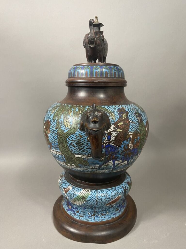Japon - Important vase en émaux cloisonnés à décor d'une procession sur fond bl…