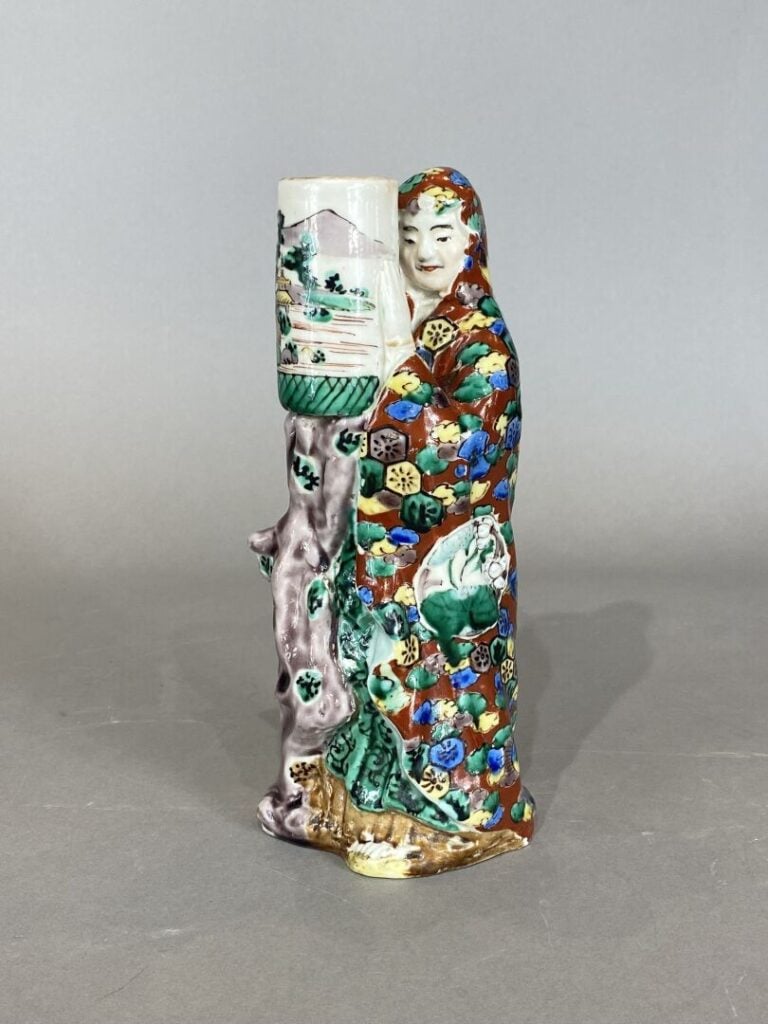 Japon, Kutani - Sujet en porcelaine émaillée représentant Kannon debout portant…