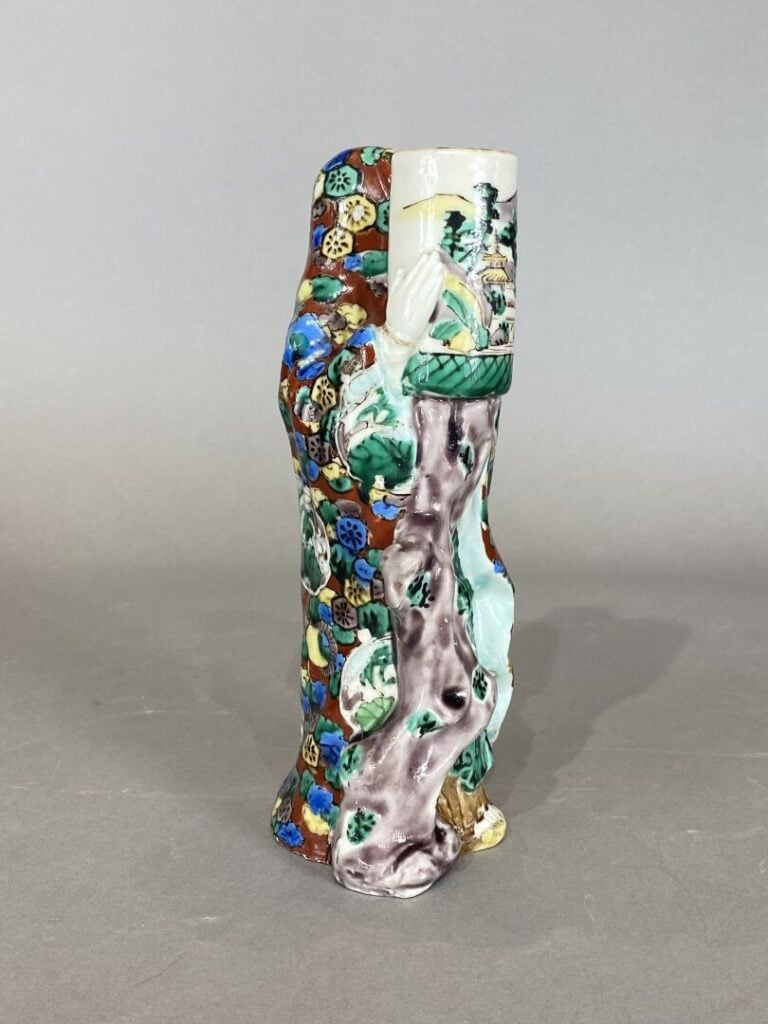 Japon, Kutani - Sujet en porcelaine émaillée représentant Kannon debout portant…