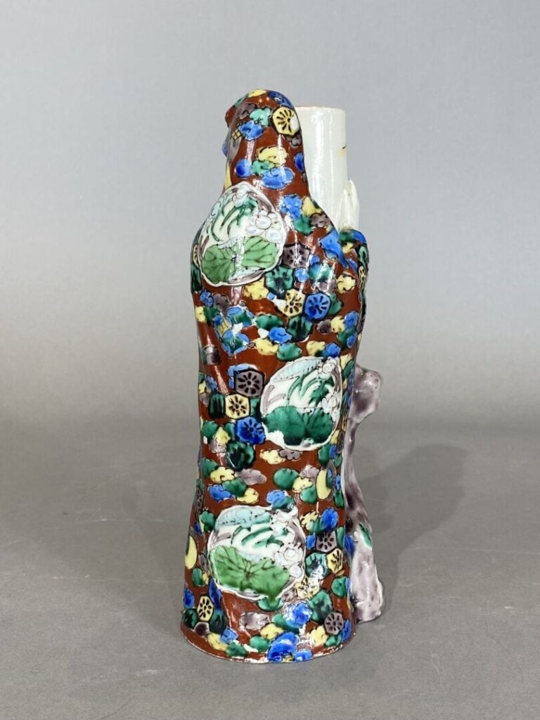 Japon, Kutani - Sujet en porcelaine émaillée représentant Kannon debout portant…