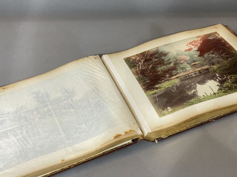 Japon, Meiji - Album en bois laqué comprenant des photographies rehaussées. Trè…
