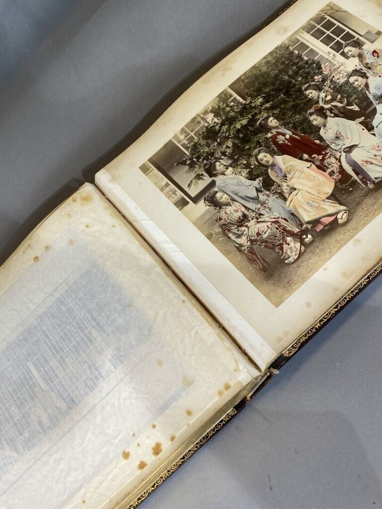 Japon, Meiji - Album en bois laqué comprenant des photographies rehaussées. Trè…