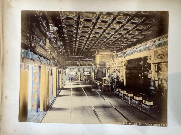 Japon, Meiji - Album en bois laqué comprenant des photographies rehaussées. Trè…