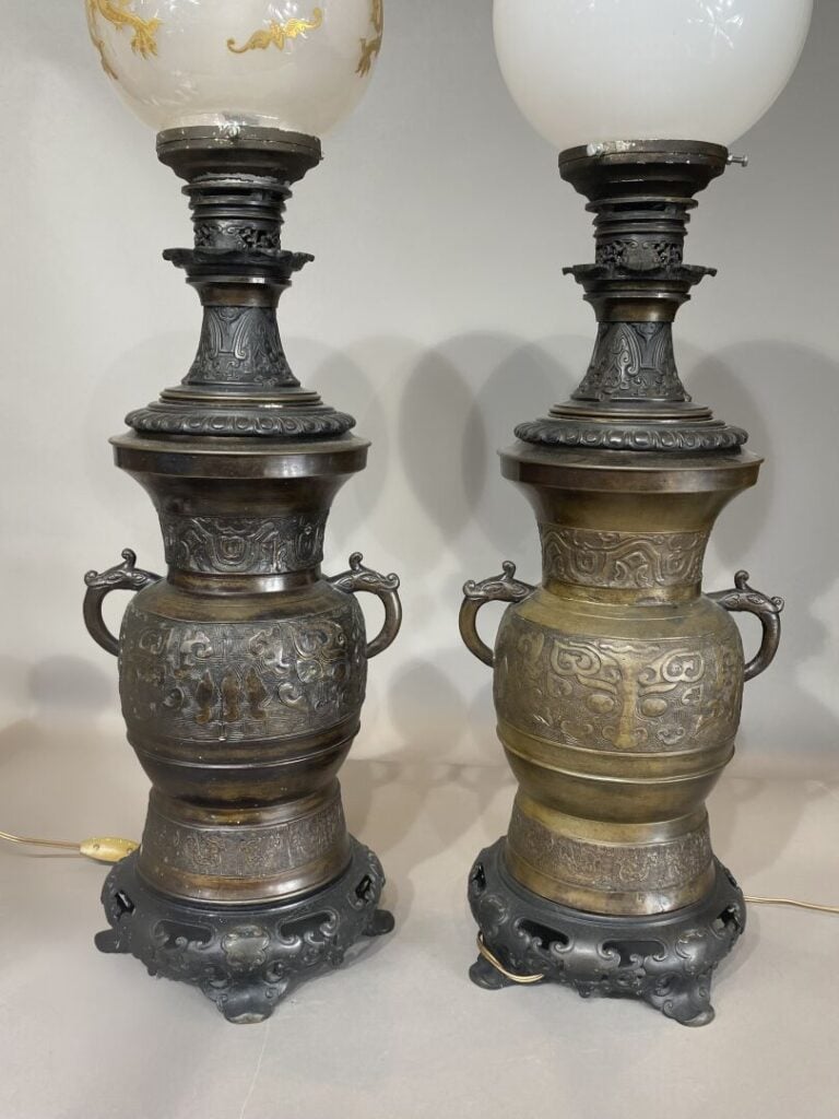 Japon, Meiji - Suite de deux vases en bronze à patine brune à décor, dans le st…
