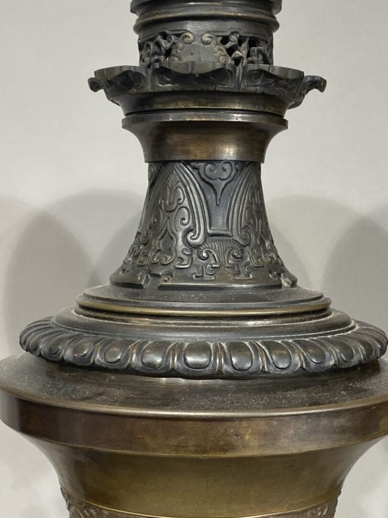 Japon, Meiji - Suite de deux vases en bronze à patine brune à décor, dans le st…
