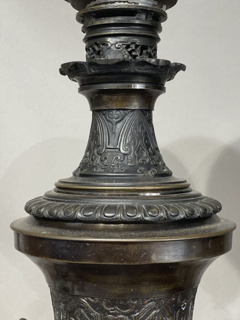 Japon, Meiji - Suite de deux vases en bronze à patine brune à décor, dans le st…