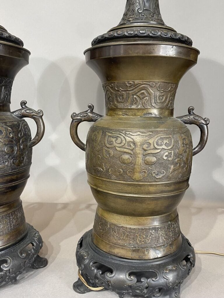 Japon, Meiji - Suite de deux vases en bronze à patine brune à décor, dans le st…