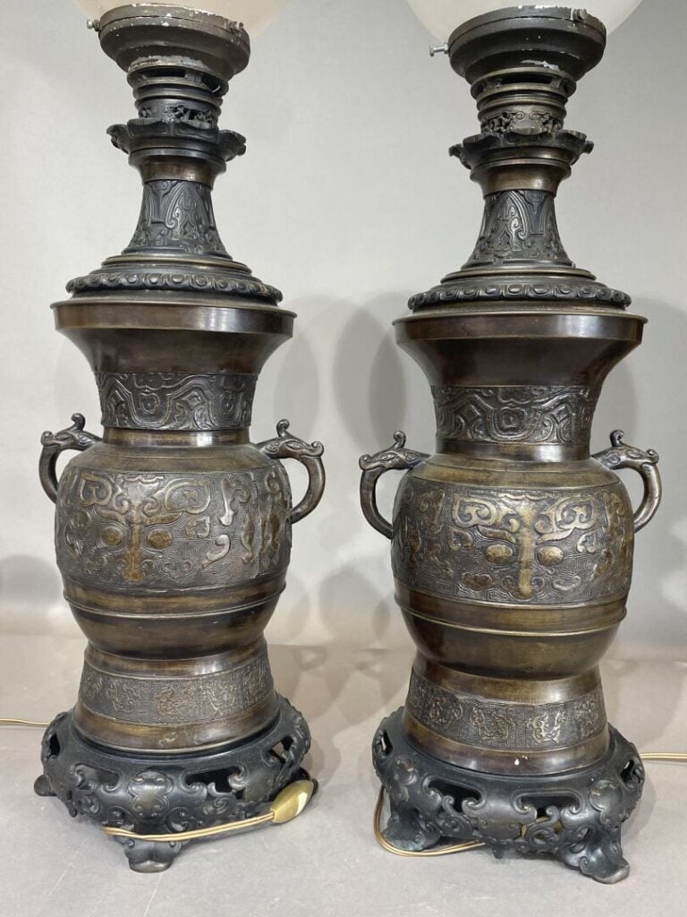 Japon, Meiji - Suite de deux vases en bronze à patine brune à décor, dans le st…