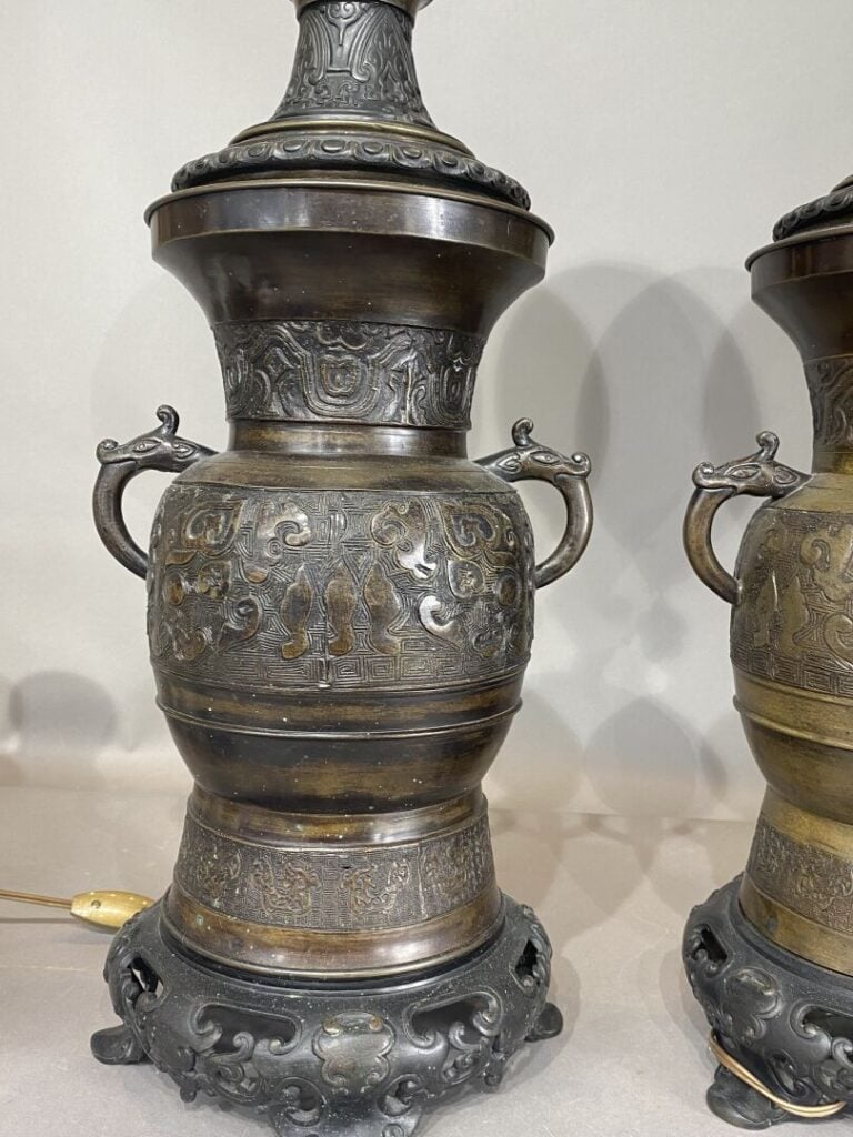 Japon, Meiji - Suite de deux vases en bronze à patine brune à décor, dans le st…
