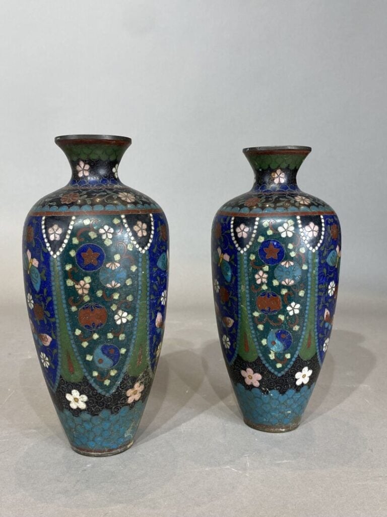 Japon - Paire de vases balustres en émaux cloisonnés à décor de papillons, fleu…