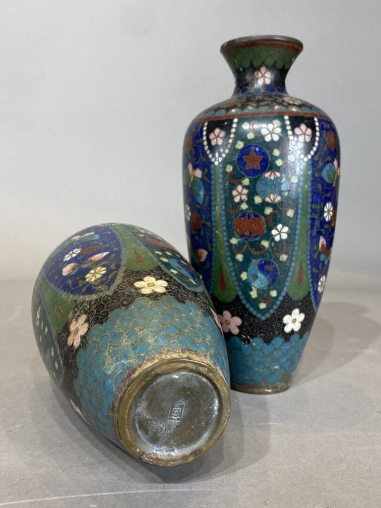 Japon - Paire de vases balustres en émaux cloisonnés à décor de papillons, fleu…