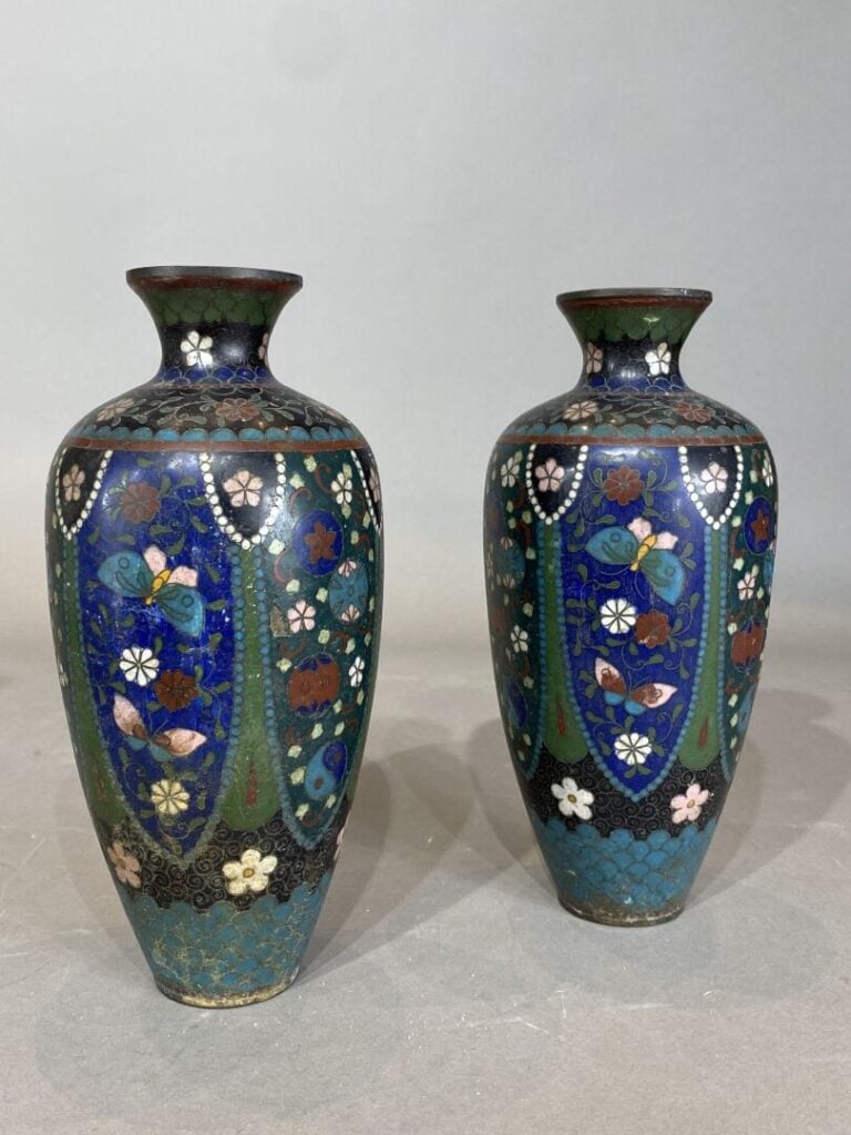 Japon - Paire de vases balustres en émaux cloisonnés à décor de papillons, fleu…