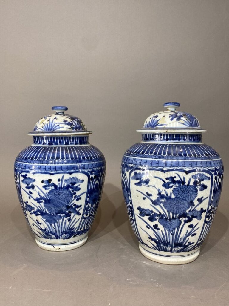 Japon - Paire de vases couverts en porcelaine bleu blanc dans le style Arita à…