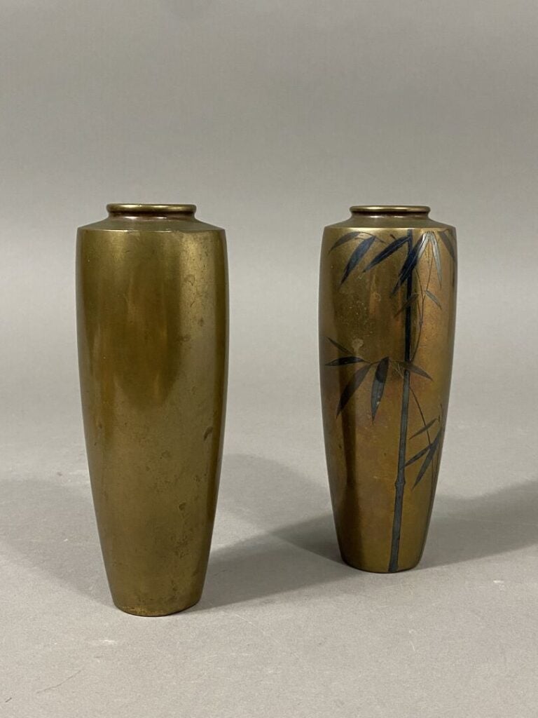 Japon - Paire de vases tronconiques en bronze doré à décor de branches de bambo…