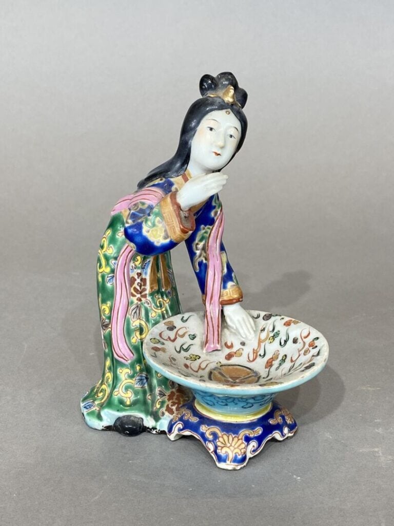 Japon - Sujet en céramique émaillée polychrome représentant une jeune femme s'a…