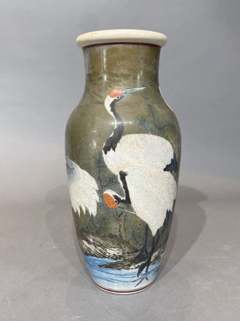 Japon - Vase balustre en céramique craquelée à décor de grues au bord d'un fleu…