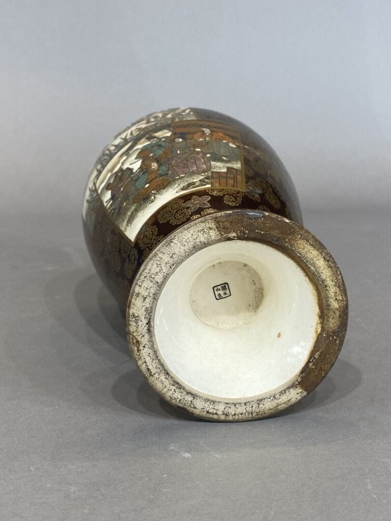 Japon - Vase balustre en faïence de Satsuma à décor en registre de scènes animé…