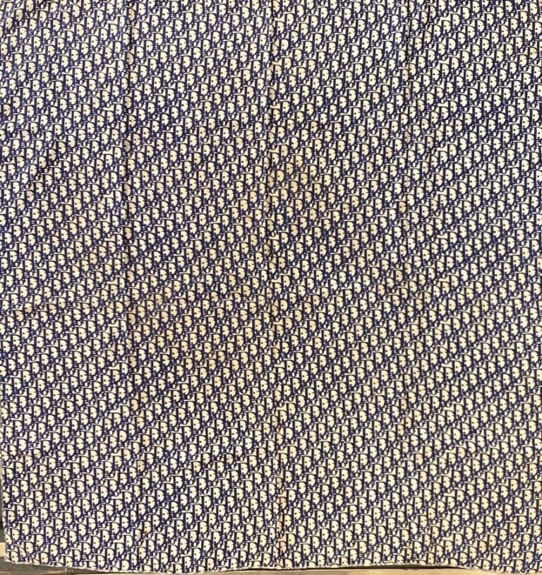 Lot de 5 foulards en soie : - - Christian Dior, monogramme bleu sur fond blanc,…