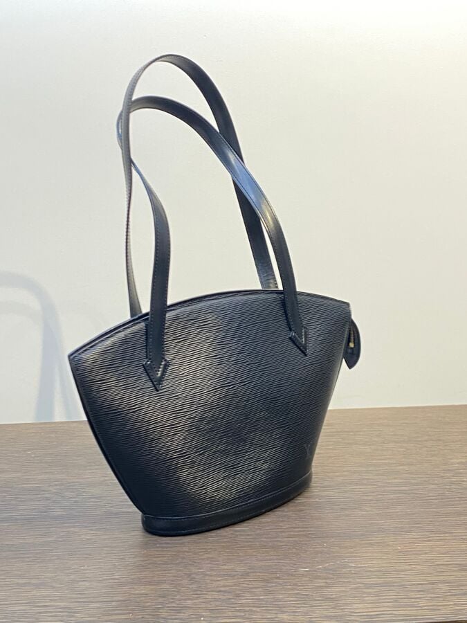 Louis VUITTON - Sac à main, modèle "Saint jacques" en cuir épi noir, intérieur…