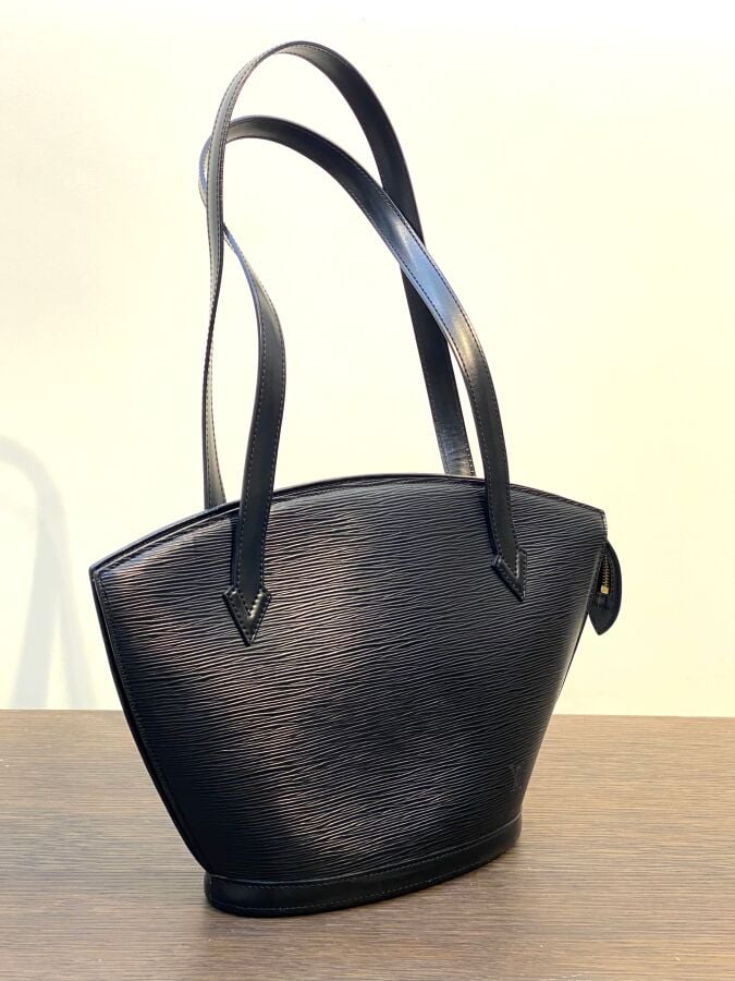 Louis VUITTON - Sac à main, modèle "Saint jacques" en cuir épi noir, intérieur…